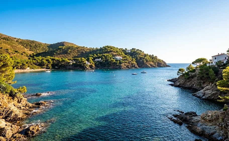 Vista paisajística de la playa y el entorno natural de la Cala de Montjoi, Roses